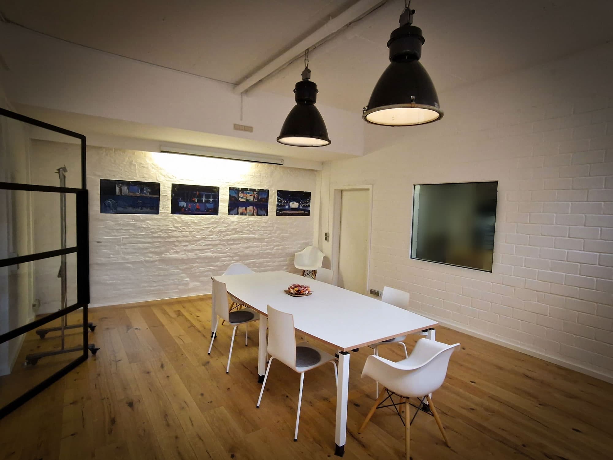 Konferenzraum mit Tisch 2