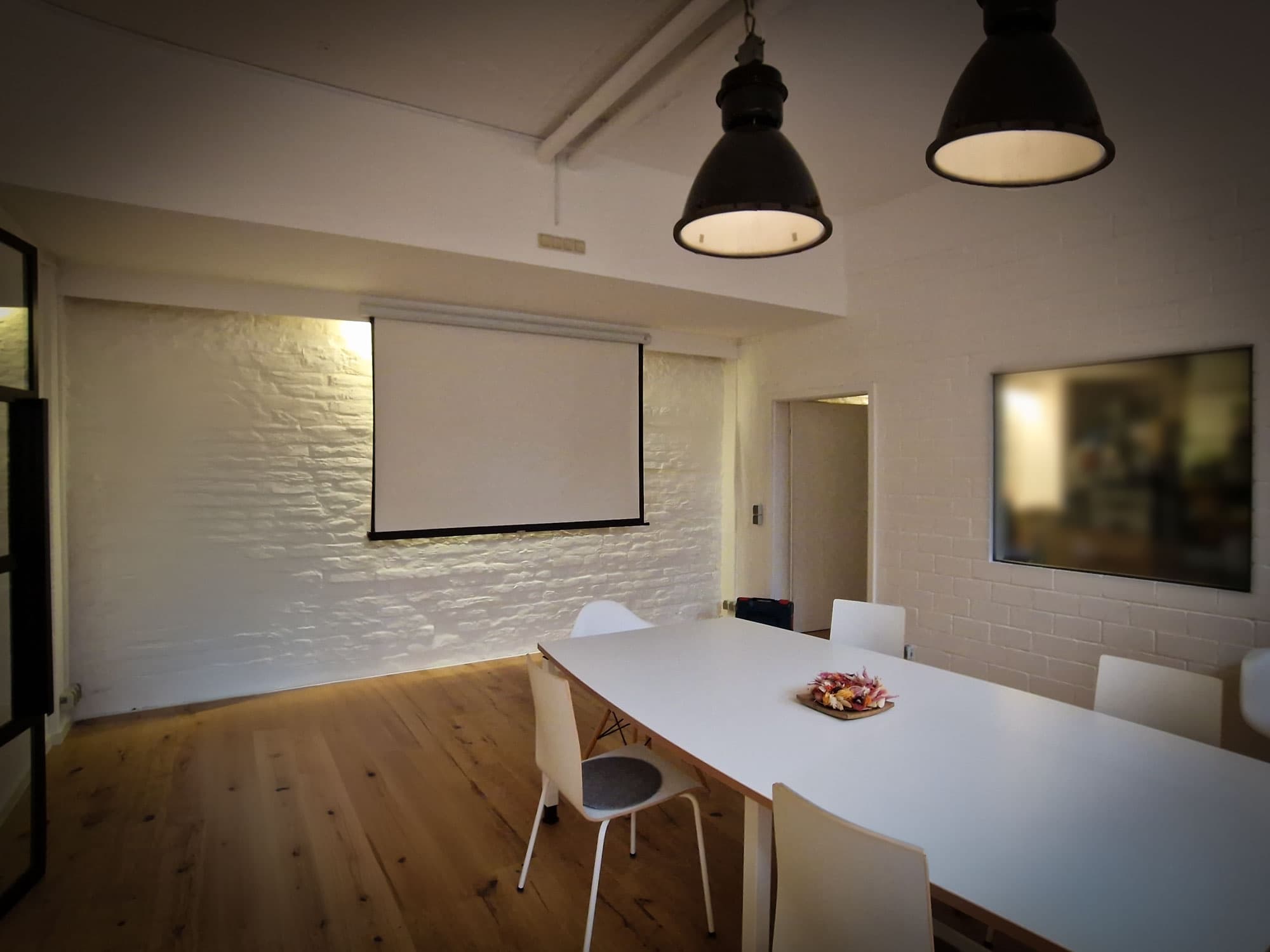 Seminarraum mit Projektorleinwand